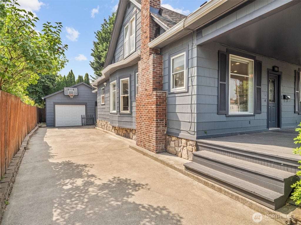 Photo of 624 NE 2nd Avenue, Camas, WA 98600 (MLS # 2554785)