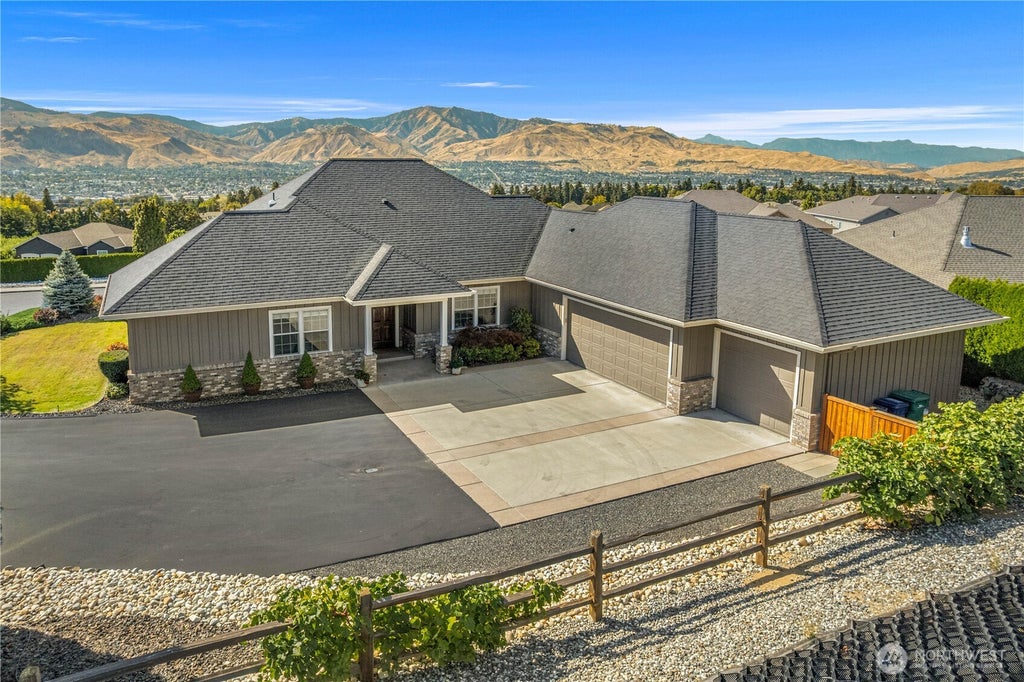 Photo of 855 Briarwood Terrace, East Wenatchee, WA 98802 (MLS # 2589134)
