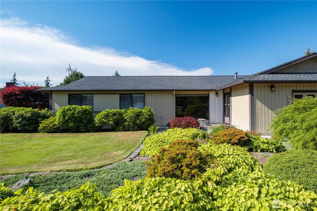 Photo of 1932 SE 17th Court, Renton, WA 98055 (MLS # 2545224)