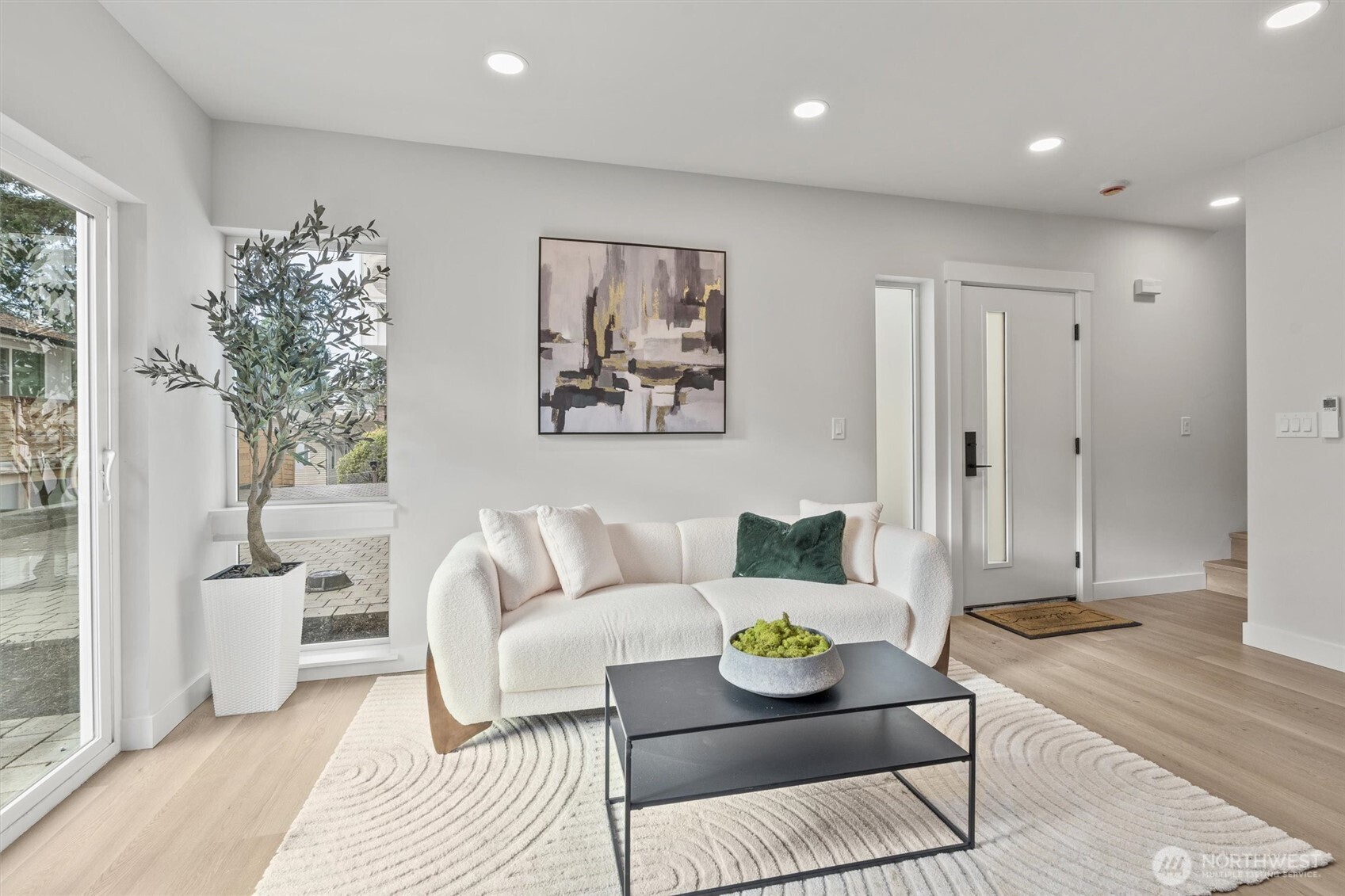 14306 Roslyn Place N