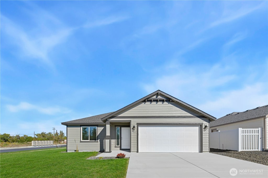 Photo of 321 N Lessor Loop, Moses Lake, WA 98837 (MLS # 2582419)