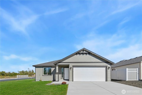 Photo of 321 N Lessor Loop, Moses Lake, WA 98837 (MLS # 2582419)