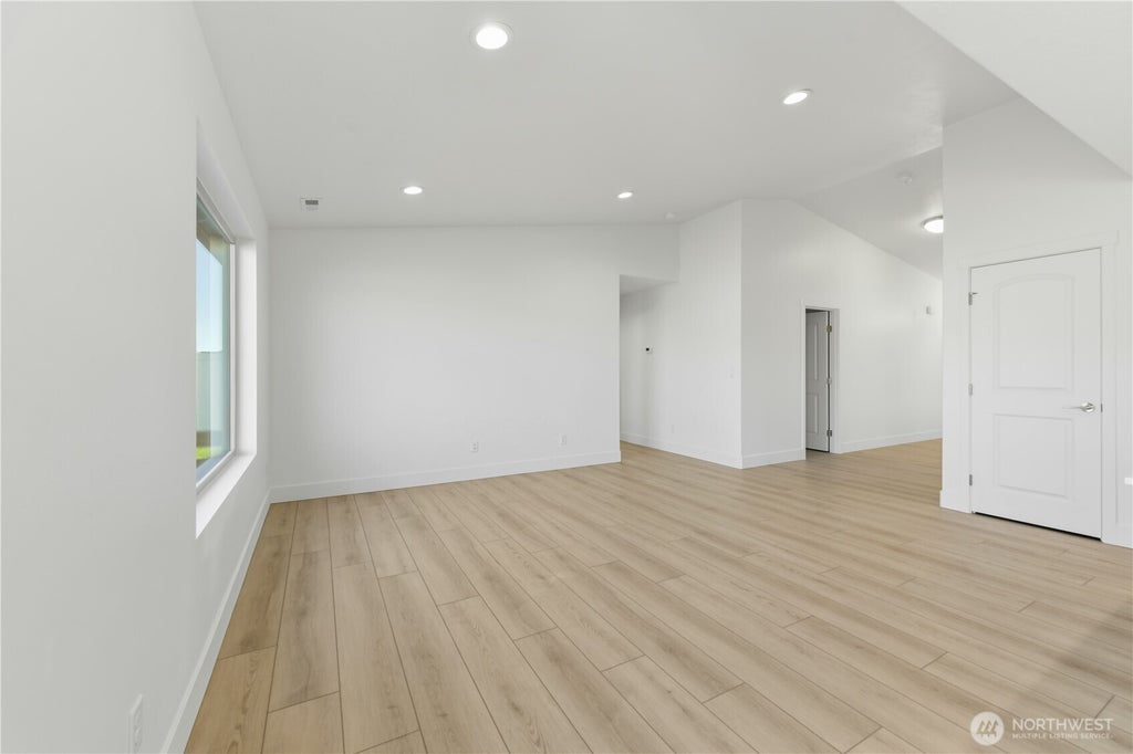 Photo of 321 N Lessor Loop, Moses Lake, WA 98837 (MLS # 2582419)