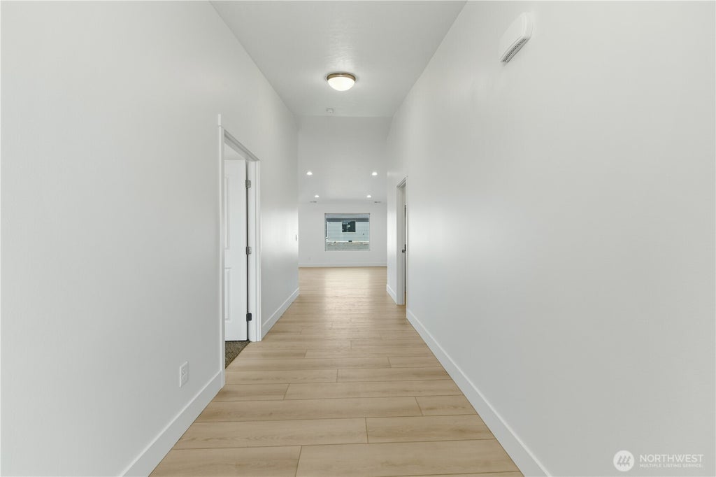 Photo of 321 N Lessor Loop, Moses Lake, WA 98837 (MLS # 2582419)