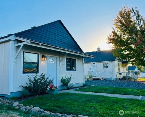 Photo of 1704 & 1708 Walla Walla Avenue, Walla Walla, WA 99362 (MLS # 2427510)