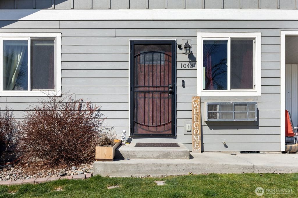 Photo of 1042 W Charlotte Street, Moses Lake, WA 98837 (MLS # 2493240)