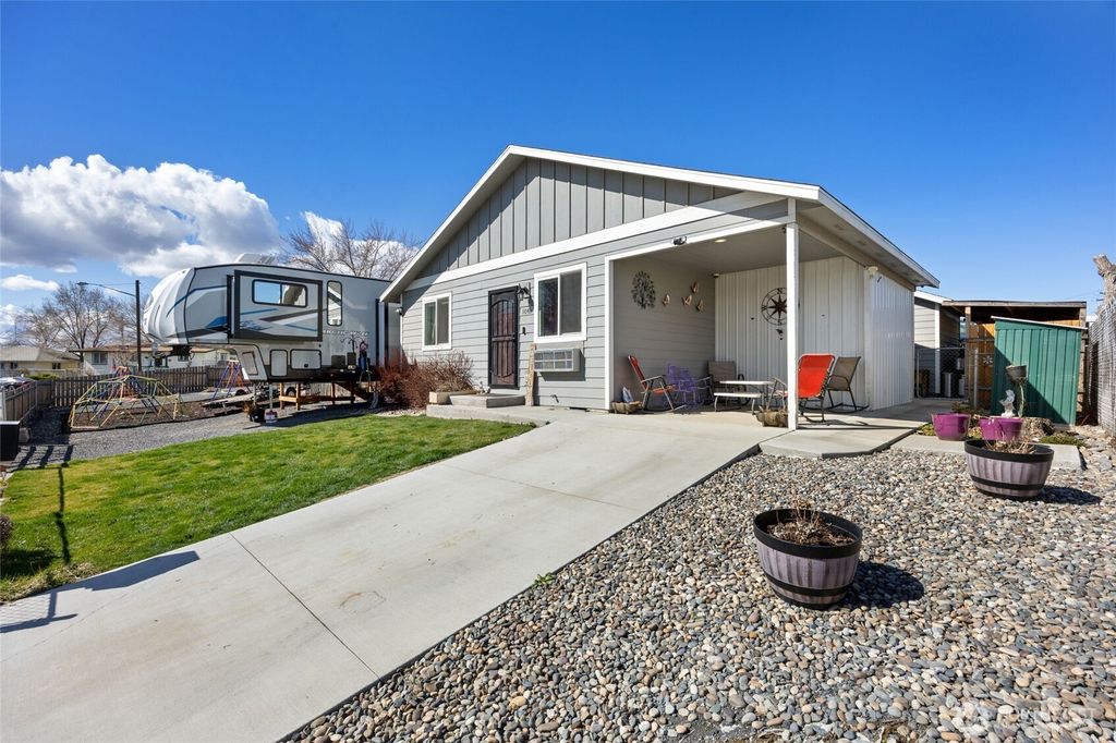 Photo of 1042 W Charlotte Street, Moses Lake, WA 98837 (MLS # 2493240)