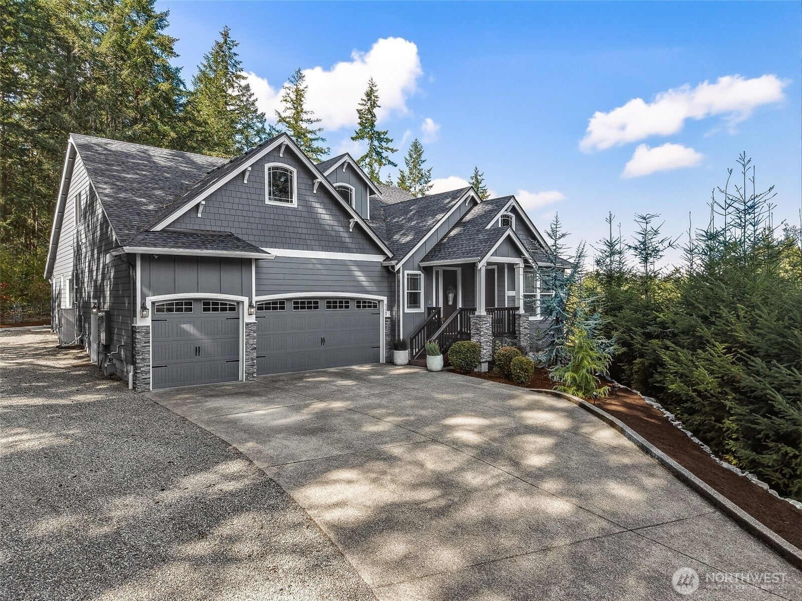 5325 Kestral Ln NE
