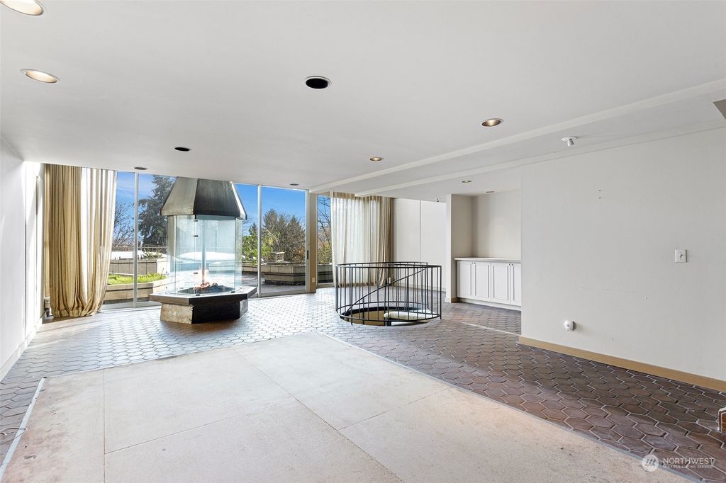 Photo of 7508 58th Ave NE Ave, Seattle, WA 98115 (MLS # 2326037)