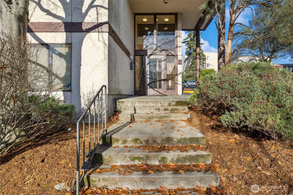 Photo of 2100 N 106th Street #304, Seattle, WA 98133 (MLS # 2517643)