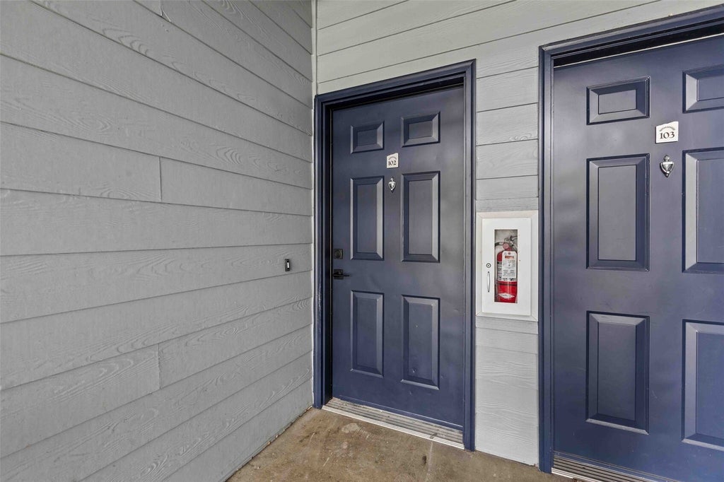 Photo of 10825 SE 200th Street #B102, Kent, WA 98031 (MLS # 2596684)