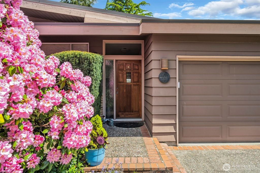 Photo of 130 145th Avenue NE, Bellevue, WA 98007 (MLS # 2397112)