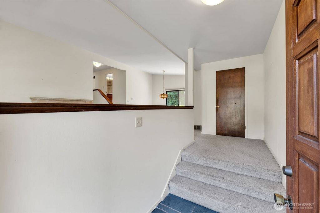 Photo of 130 145th Avenue NE, Bellevue, WA 98007 (MLS # 2397112)