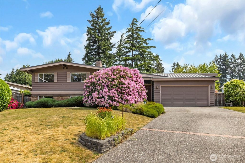Photo of 130 145th Avenue NE, Bellevue, WA 98007 (MLS # 2397112)