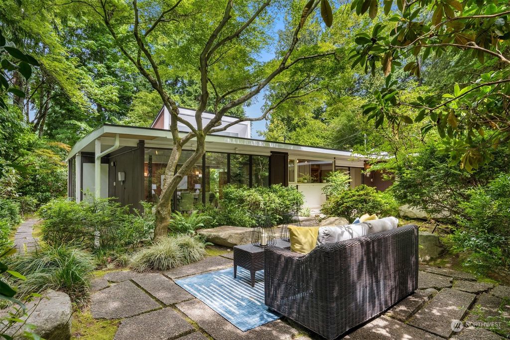 Photo of 9111 SE 44th Street, Mercer Island, WA 98040 (MLS # 2127991)