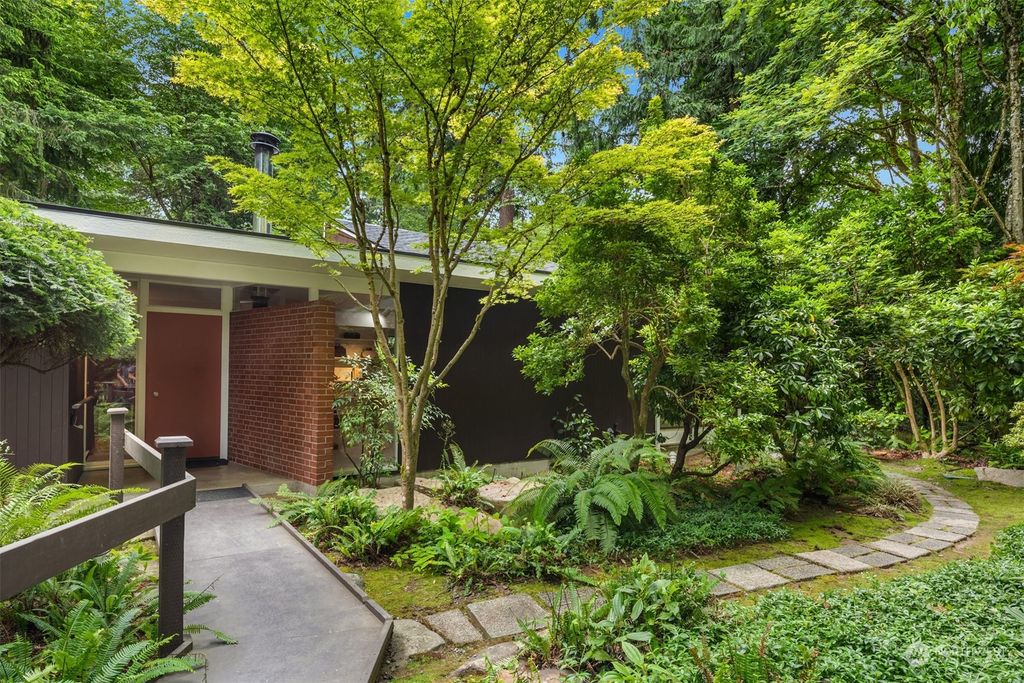 Photo of 9111 SE 44th Street, Mercer Island, WA 98040 (MLS # 2127991)