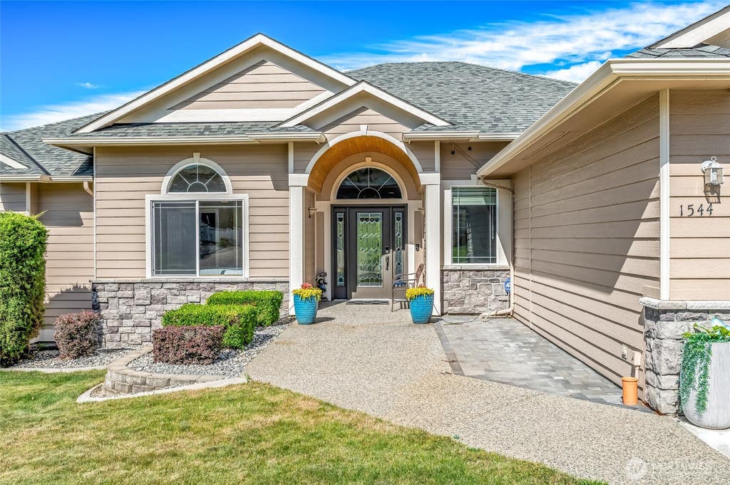 Photo of 1544 Harrington Lane LN, East Wenatchee, WA 98802 (MLS # 2561460)