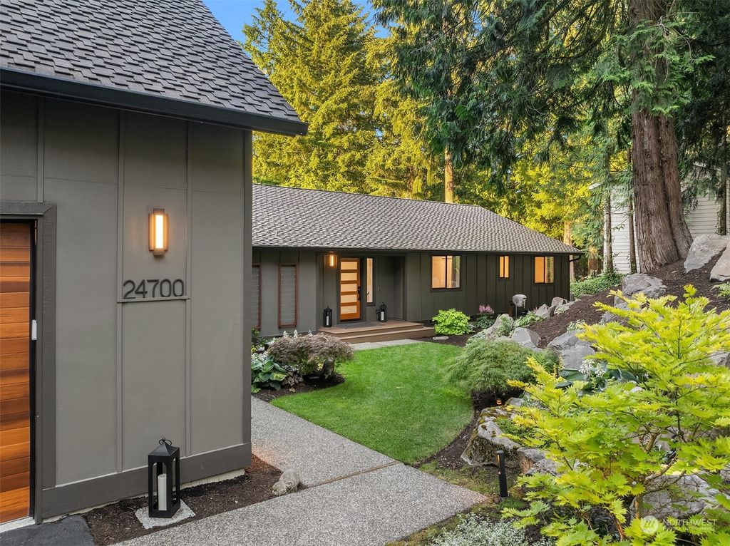 Photo of 24700 SE Mirrormont Way, Issaquah, WA 98027 (MLS # 2263738)