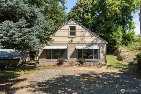 Photo of 2301 NW Cascade Avenue, East Wenatchee, WA 98802 (MLS # 2405661)