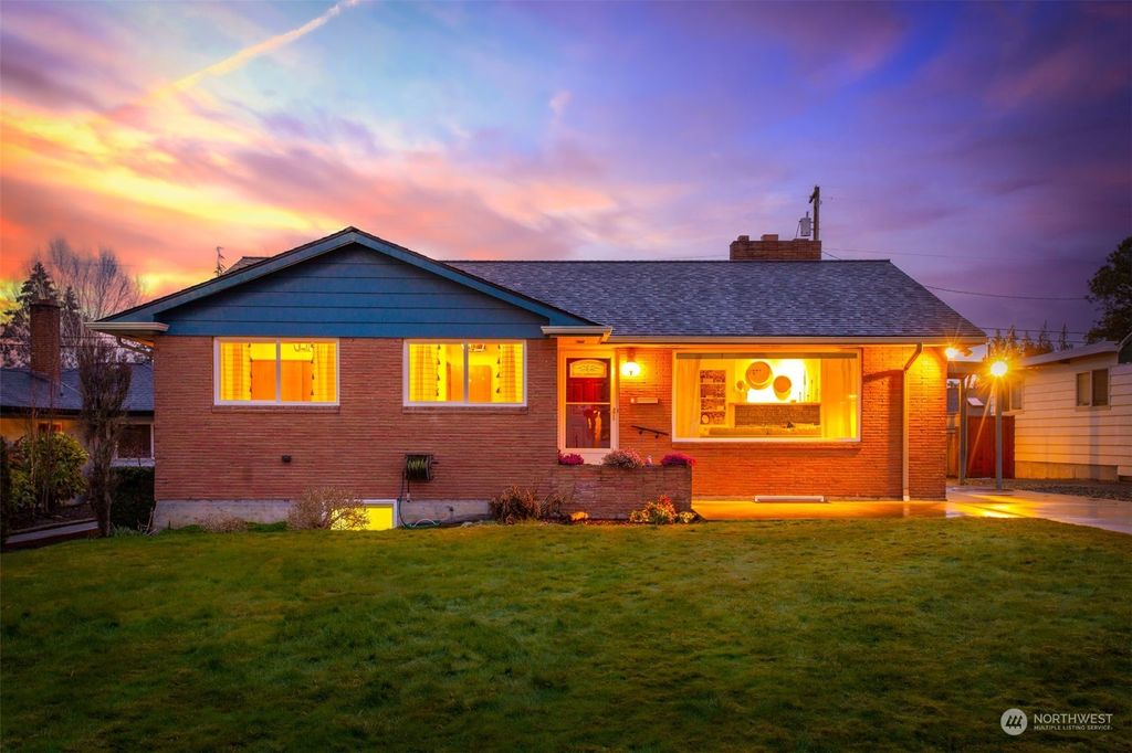 Photo of 709 Colby Avenue, Everett, WA 98201 (MLS # 2042197)