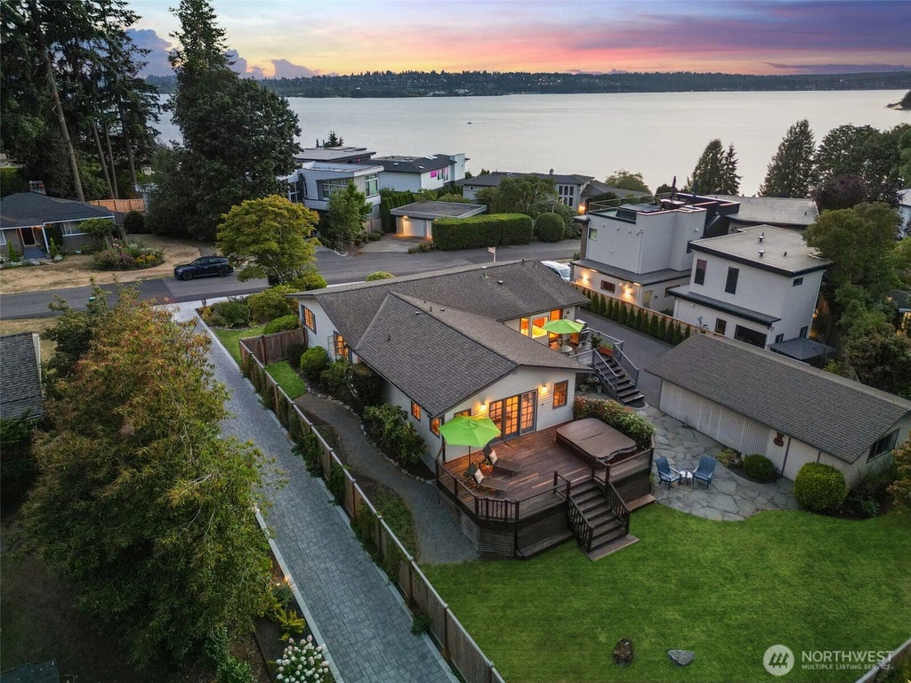 Photo of 916 18th Avenue W, Kirkland, WA 98033 (MLS # 2593170)