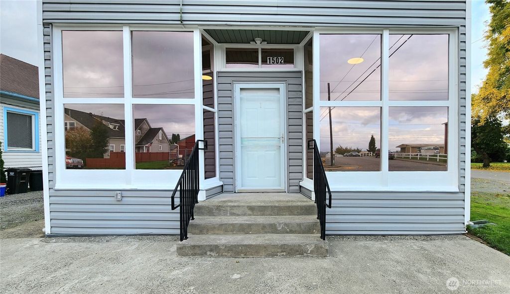 Photo of 1502 Walnut Street, Everett, WA 98201 (MLS # 2456809)