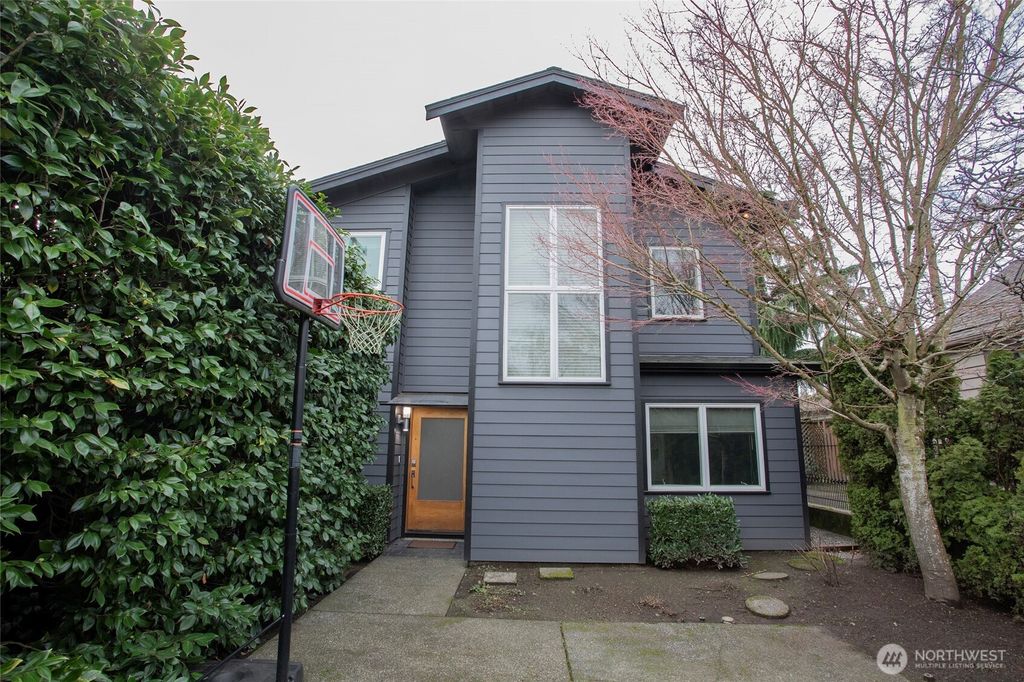 Photo of 907 Broadway E, Seattle, WA 98102 (MLS # 2469386)
