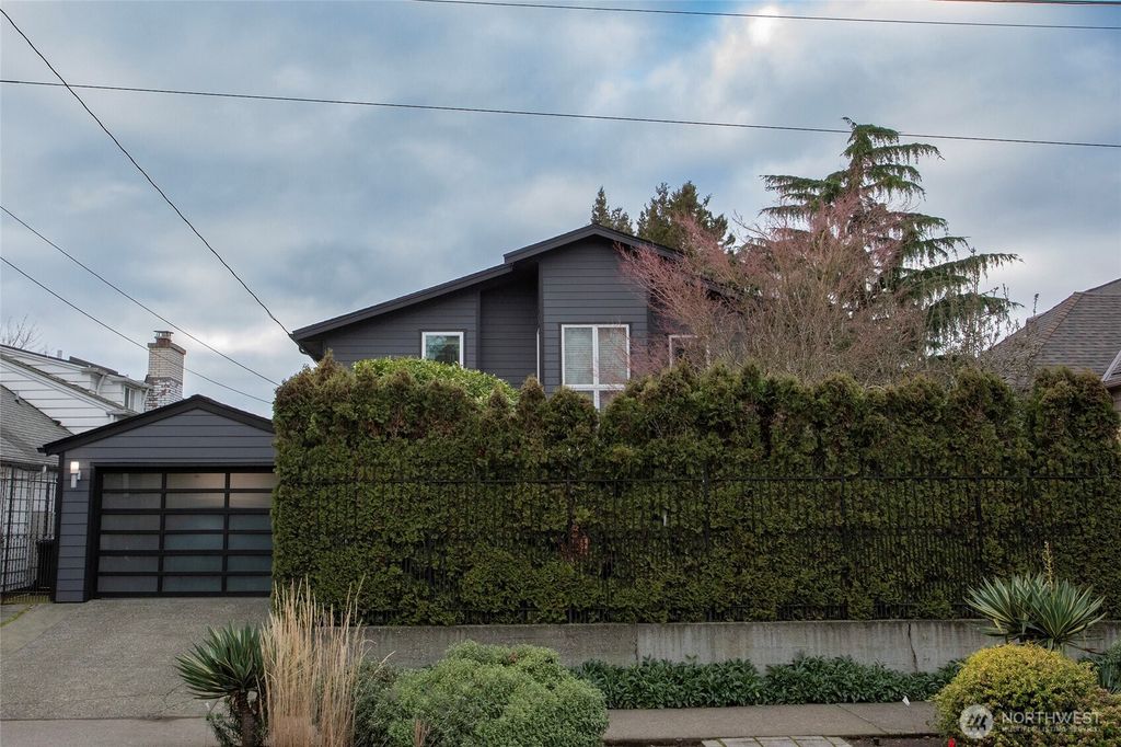 Photo of 907 Broadway E, Seattle, WA 98102 (MLS # 2469386)