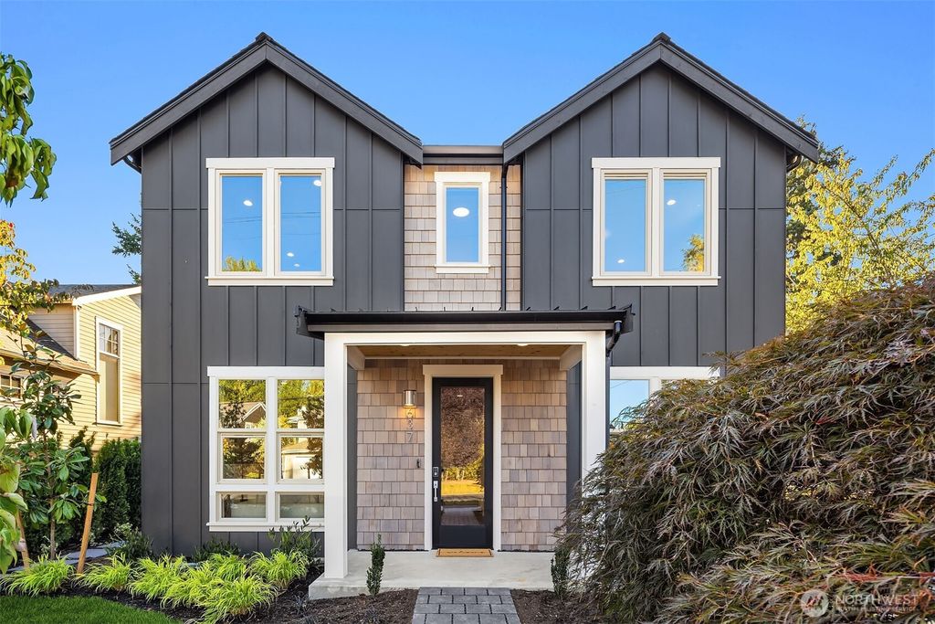 Photo of 637 18th Avenue W, Kirkland, WA 98033 (MLS # 2435796)
