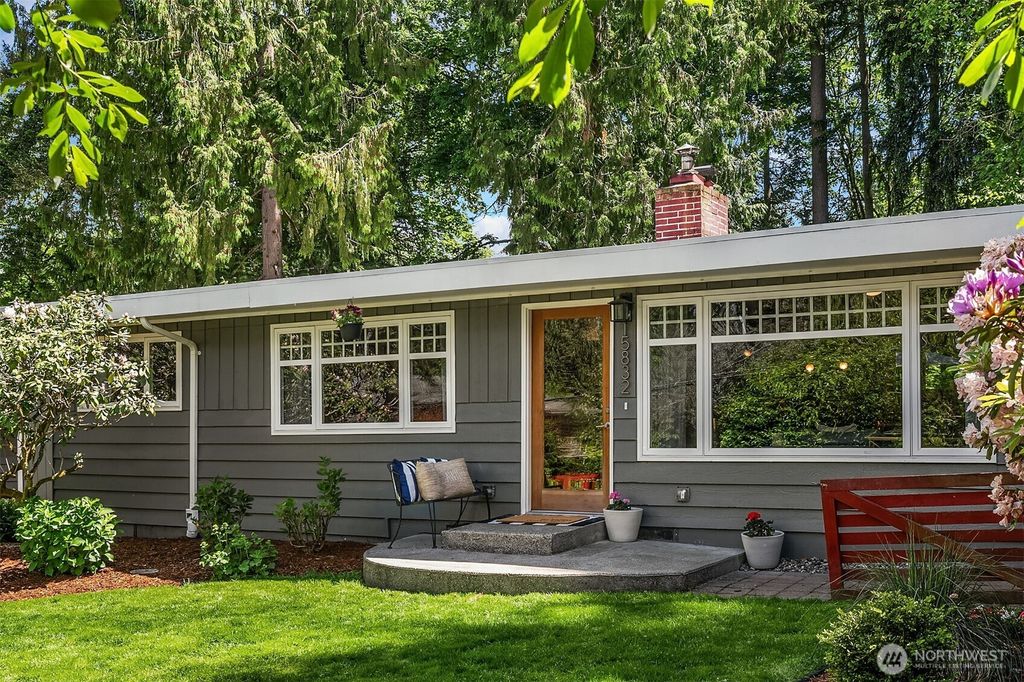 Photo of 15832 76th Place NE, Kenmore, WA 98028 (MLS # 2384376)