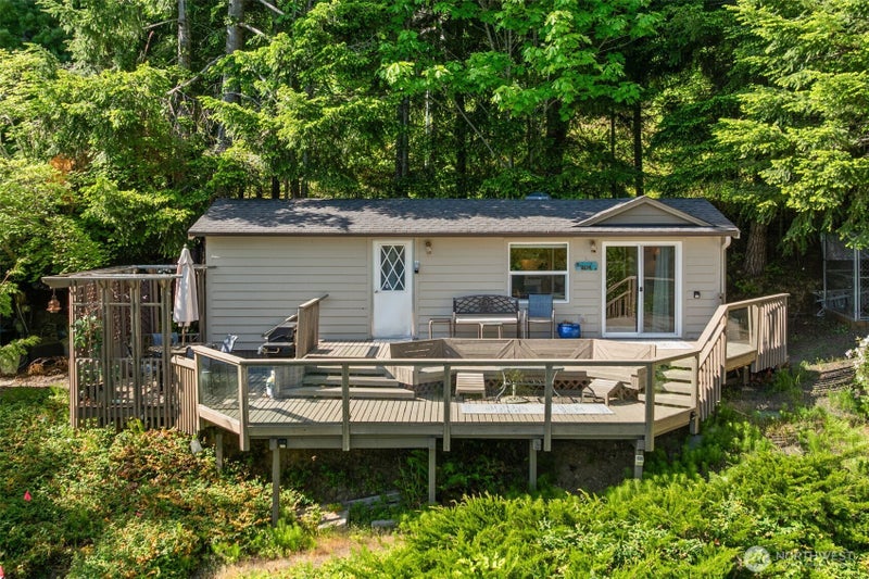 90 Lakeshore Place