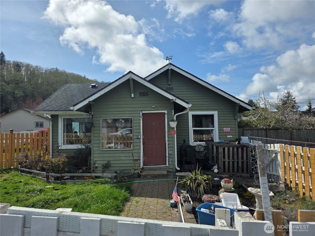 Photo of 1315 Laurel Street, Hoquiam, WA 98550 (MLS # 2506341)