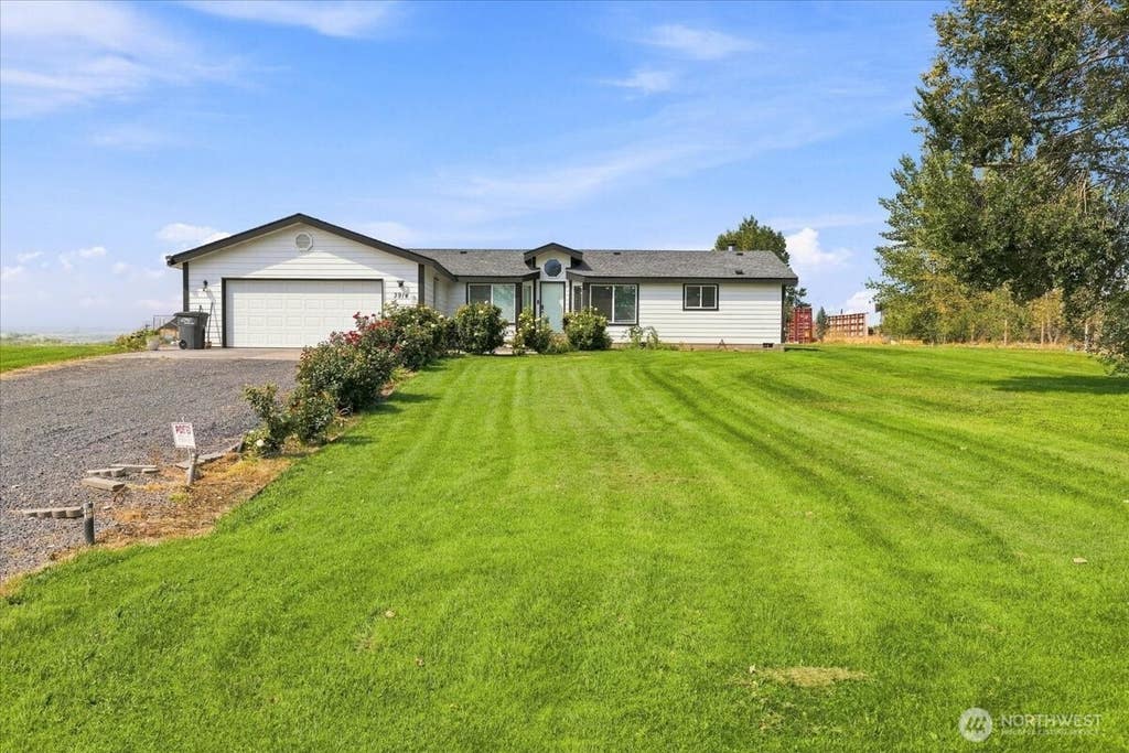 Photo of 3914 Road F NE, Moses Lake, WA 98837 (MLS # 2569347)