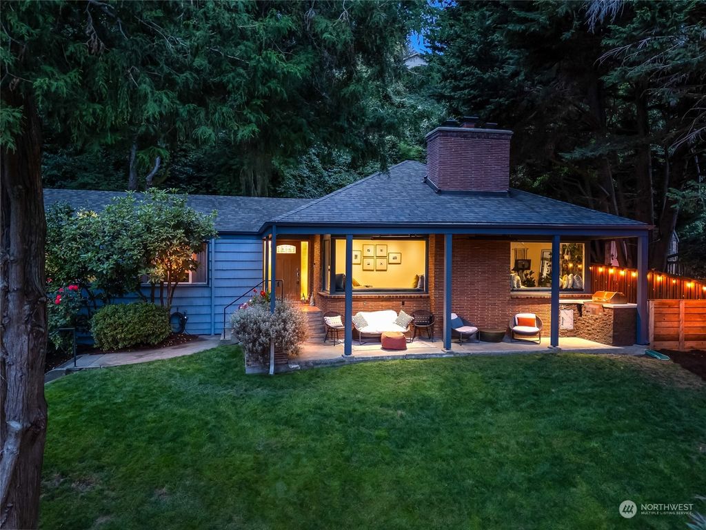 Photo of 12537 41st Avenue NE, Seattle, WA 98125 (MLS # 2264455)