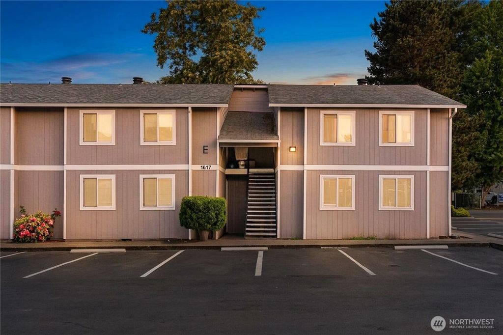 Photo of 1617 Maple Lane #E7, Kent, WA 98030 (MLS # 2530066)