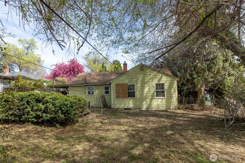 Photo of 910 S 25th Avenue, Yakima, WA 98902 (MLS # 2517535)