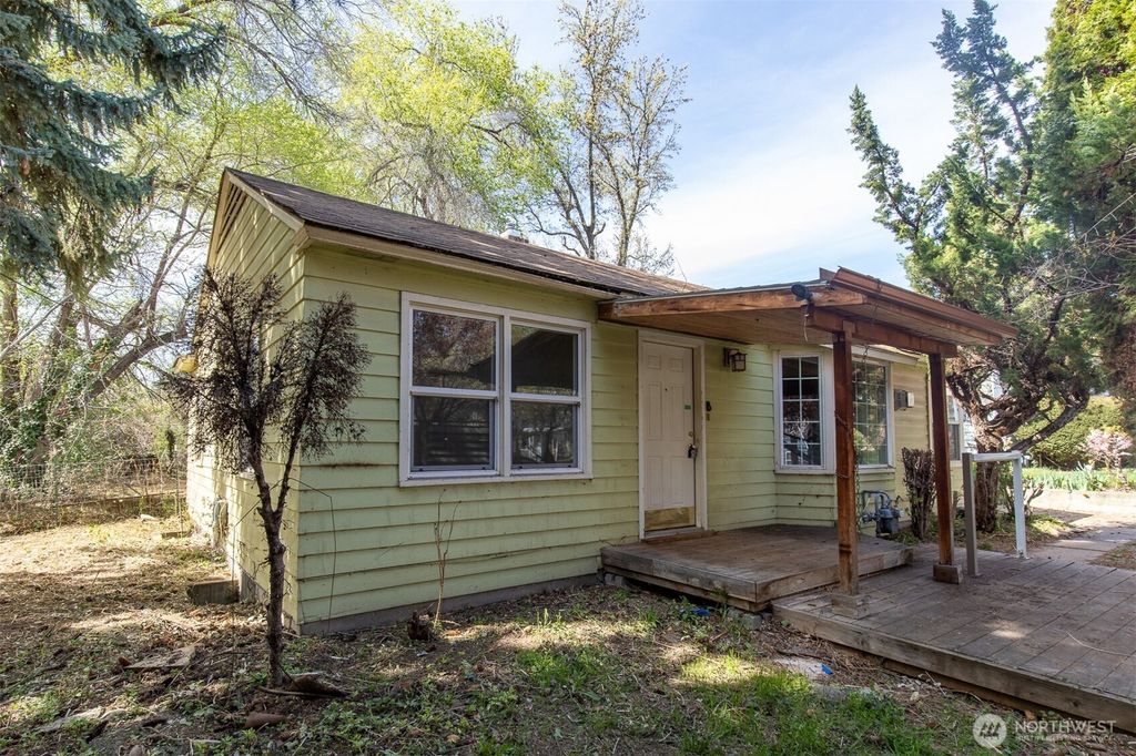 Photo of 910 S 25th Avenue, Yakima, WA 98902 (MLS # 2517535)