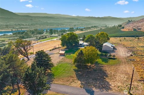 Photo of 1550 Pear Lane Ln, Rock Island, WA 98850 (MLS # 2439929)