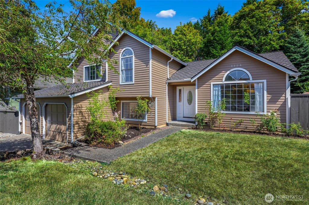 Photo of 1124 S 23rd Street, Renton, WA 98055 (MLS # 2572648)