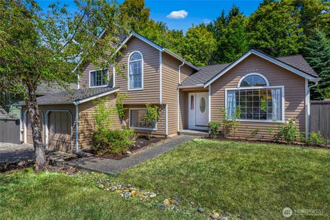 Photo of 1124 S 23rd Street, Renton, WA 98055 (MLS # 2572648)