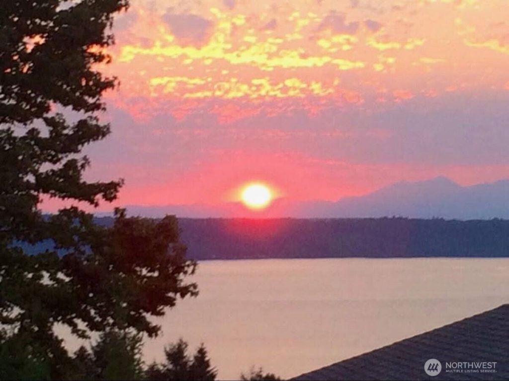 Photo of 1401 SW 137th Street, Burien, WA 98166 (MLS # 2510473)