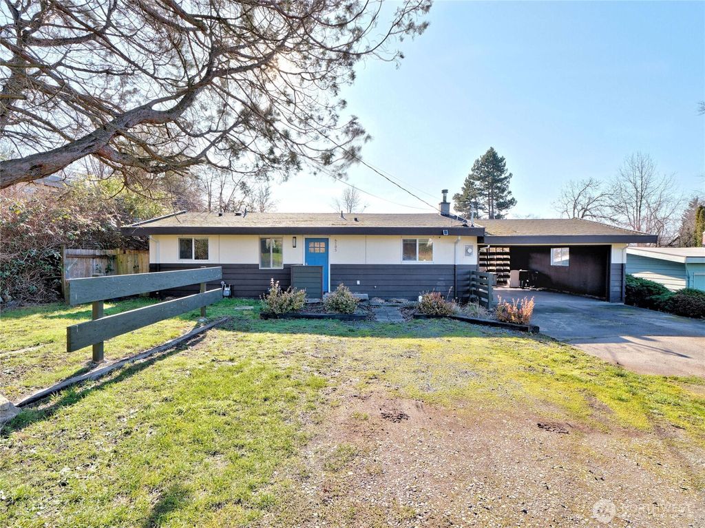 Photo of 6105 S 124th St St, Seattle, WA 98178 (MLS # 2478891)