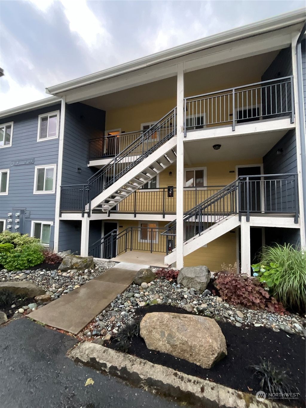 Photo of 12613 SE 41st Place #E303, Bellevue, WA 98006 (MLS # 2252810)
