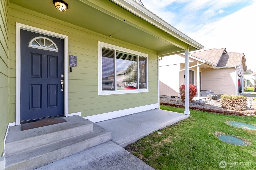 Photo of 9921 Greenleaf Loop SE, Yelm, WA 98597 (MLS # 2503935)