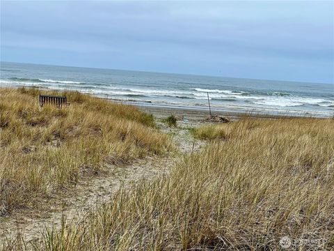 Photo of 1301 178th Place W, Long Beach, WA 98631 (MLS # 2492836)