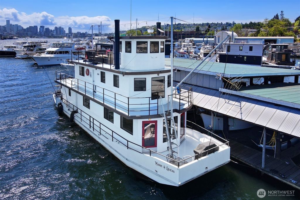 Photo of 2401 N Northlake Way #B13, Seattle, WA 98103 (MLS # 2379644)