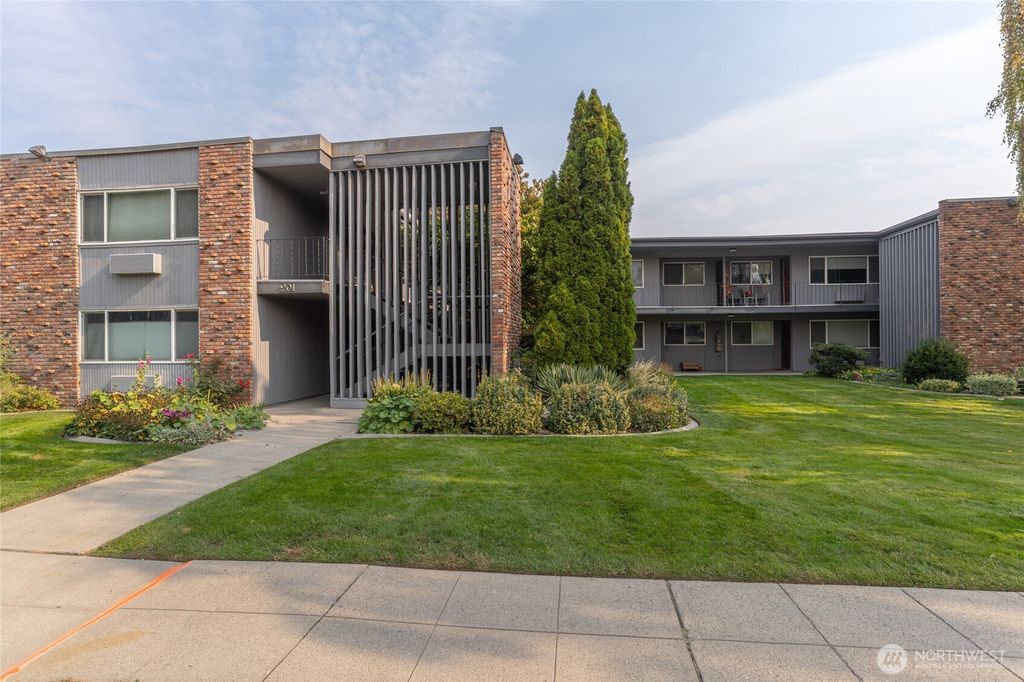 Photo of 201 Pennsulvania Avenue #4, Wenatchee, WA 98801 (MLS # 2442897)