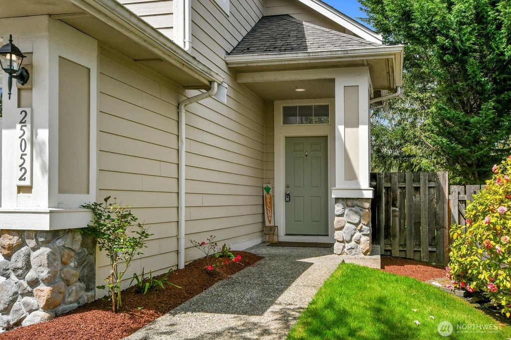 Photo of 25052 SE 43rd Way, Sammamish, WA 98029 (MLS # 2514521)