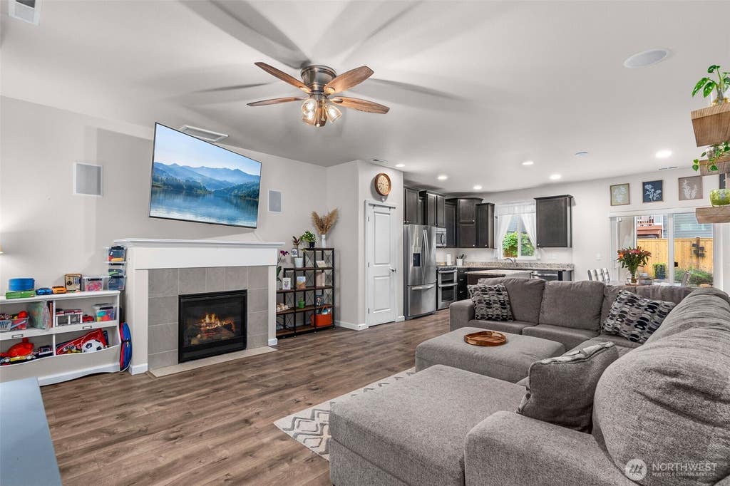 Photo of 13707 66th Avenue E, Puyallup, WA 98373 (MLS # 2570630)