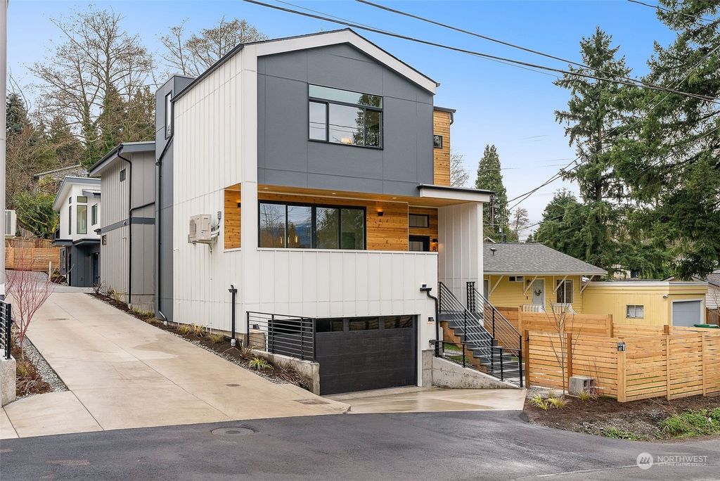 Photo of 815 NE 105th Street, Seattle, WA 98125 (MLS # 2202189)